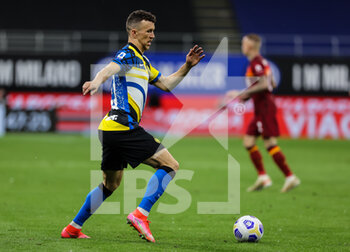 2021-05-12 - Ivan Perisic of FC Internazionale in action during the Serie A 2020/21 football match between FC Internazionale and AS Roma at Giuseppe Meazza Stadium, Milan, Italy on May 12, 2021 - Photo FCI / Fabrizio Carabelli - INTER - FC INTERNAZIONALE VS AS ROMA - ITALIAN SERIE A - SOCCER