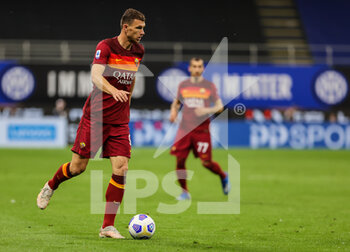 2021-05-12 - Edin Dzeko of AS Roma in action during the Serie A 2020/21 football match between FC Internazionale and AS Roma at Giuseppe Meazza Stadium, Milan, Italy on May 12, 2021 - Photo FCI / Fabrizio Carabelli - INTER - FC INTERNAZIONALE VS AS ROMA - ITALIAN SERIE A - SOCCER