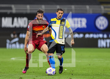 2021-05-12 - Stefano Sensi of FC Internazionale fights for the ball against Bryan Cristante of AS Roma during the Serie A 2020/21 football match between FC Internazionale and AS Roma at Giuseppe Meazza Stadium, Milan, Italy on May 12, 2021 - Photo FCI / Fabrizio Carabelli - INTER - FC INTERNAZIONALE VS AS ROMA - ITALIAN SERIE A - SOCCER