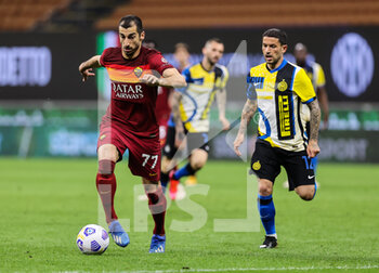 2021-05-12 - Henrikh Mkhitaryan of AS Roma and Stefano Sensi of FC Internazionale in action during the Serie A 2020/21 football match between FC Internazionale and AS Roma at Giuseppe Meazza Stadium, Milan, Italy on May 12, 2021 - Photo FCI / Fabrizio Carabelli - INTER - FC INTERNAZIONALE VS AS ROMA - ITALIAN SERIE A - SOCCER