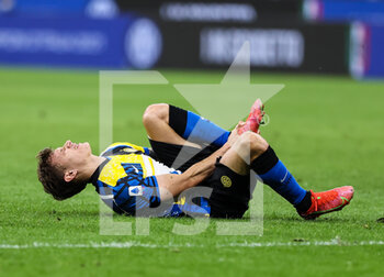 2021-05-12 - Nicolo Barella of FC Internazionale injured during the Serie A 2020/21 football match between FC Internazionale and AS Roma at Giuseppe Meazza Stadium, Milan, Italy on May 12, 2021 - Photo FCI / Fabrizio Carabelli - INTER - FC INTERNAZIONALE VS AS ROMA - ITALIAN SERIE A - SOCCER