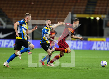 2021-05-12 - Edin Dzeko of AS Roma in action during the Serie A 2020/21 football match between FC Internazionale and AS Roma at Giuseppe Meazza Stadium, Milan, Italy on May 12, 2021 - Photo FCI / Fabrizio Carabelli - INTER - FC INTERNAZIONALE VS AS ROMA - ITALIAN SERIE A - SOCCER