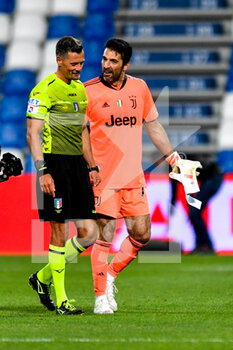 2021-05-12 - Gianluigi Buffon (Juventus FC) e Piero Giacomelli section AIA of Trieste (Referee match) - US SASSUOLO VS JUVENTUS FC - ITALIAN SERIE A - SOCCER