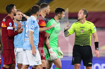 2021-05-15 - Players of Roma and Lazio protest Luca Pairetto referee during the Italian championship Serie A football match between AS Roma and SS Lazio on May 15, 2021 at Stadio Olimpico in Rome, Italy - Photo Federico Proietti / DPPI - AS ROMA VS SS LAZIO - ITALIAN SERIE A - SOCCER