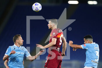 2021-05-15 - Edin Dzeko of Roma (C) goes for a header under pressure from Lucas Leiva (L) and Luiz Felipe Ramos (R) of Lazio during the Italian championship Serie A football match between AS Roma and SS Lazio on May 15, 2021 at Stadio Olimpico in Rome, Italy - Photo Federico Proietti / DPPI - AS ROMA VS SS LAZIO - ITALIAN SERIE A - SOCCER
