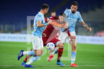 2021-05-15 - Lorenzo Pellegrini of Roma fights for the ball with Stefan Radu (L) and Francesco Acerbi (R) of Lazio during the Italian championship Serie A football match between AS Roma and SS Lazio on May 15, 2021 at Stadio Olimpico in Rome, Italy - Photo Federico Proietti / DPPI - AS ROMA VS SS LAZIO - ITALIAN SERIE A - SOCCER