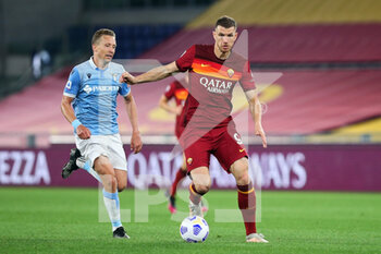 2021-05-15 - Lucas Leiva of Lazio (L) vies for the ball with Edin Dzeko of Roma (R) during the Italian championship Serie A football match between AS Roma and SS Lazio on May 15, 2021 at Stadio Olimpico in Rome, Italy - Photo Federico Proietti / DPPI - AS ROMA VS SS LAZIO - ITALIAN SERIE A - SOCCER
