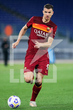 2021-05-15 - Edin Dzeko of Roma in action during the Italian championship Serie A football match between AS Roma and SS Lazio on May 15, 2021 at Stadio Olimpico in Rome, Italy - Photo Federico Proietti / DPPI - AS ROMA VS SS LAZIO - ITALIAN SERIE A - SOCCER