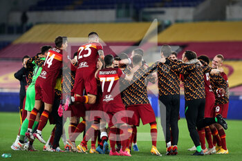 2021-05-15 - Roma players celebrate at the end of the Italian championship Serie A football match between AS Roma and SS Lazio on May 15, 2021 at Stadio Olimpico in Rome, Italy - Photo Federico Proietti / DPPI - AS ROMA VS SS LAZIO - ITALIAN SERIE A - SOCCER