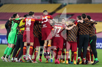 2021-05-15 - Roma players celebrate at the end of the Italian championship Serie A football match between AS Roma and SS Lazio on May 15, 2021 at Stadio Olimpico in Rome, Italy - Photo Federico Proietti / DPPI - AS ROMA VS SS LAZIO - ITALIAN SERIE A - SOCCER