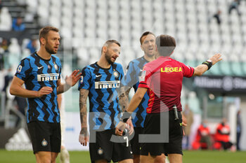 2021-05-15 - The players of FC Inter dispute with referee - JUVENTUS FC VS INTER - FC INTERNAZIONALE - ITALIAN SERIE A - SOCCER