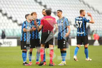 2021-05-15 - The players of FC Inter dispute with referee - JUVENTUS FC VS INTER - FC INTERNAZIONALE - ITALIAN SERIE A - SOCCER