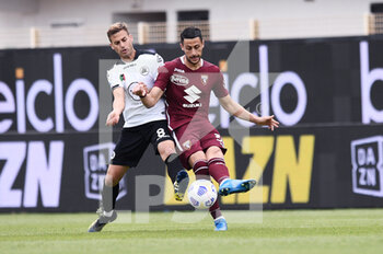 2021-05-15 - Rolando Mandragora (Torino FC) in action against Matteo Ricci (Spezia Calcio) - SPEZIA CALCIO VS TORINO FC - ITALIAN SERIE A - SOCCER
