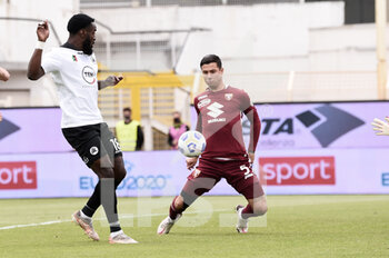 2021-05-15 - Armando Izzo (Torino FC) in action against M'Bala Nzola (Spezia Calcio) - SPEZIA CALCIO VS TORINO FC - ITALIAN SERIE A - SOCCER