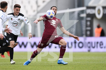 2021-05-15 - Rolando Mandragora (Torino FC) in action against Giulio Maggiore (Spezia Calcio) - SPEZIA CALCIO VS TORINO FC - ITALIAN SERIE A - SOCCER
