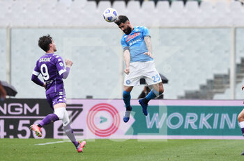 2021-05-16 - Elseid Hysaj (Napoli SSC) in azione contrastato da Dusan Vlahovic (ACF Fiorentina) - ACF FIORENTINA VS SSC NAPOLI - ITALIAN SERIE A - SOCCER