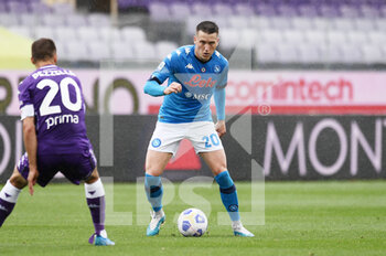 2021-05-16 - Piotr Zielinski (Napoli SSC) in azione contrastato da German Pezzella (ACF Fiorentina) - ACF FIORENTINA VS SSC NAPOLI - ITALIAN SERIE A - SOCCER