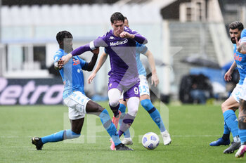 2021-05-16 - Dusan Vllahovic (ACF Fiorentina) in azione contrastato da Tiemouè Bakayoko (Napoli SSC) - ACF FIORENTINA VS SSC NAPOLI - ITALIAN SERIE A - SOCCER