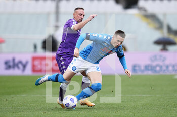 2021-05-16 - Piotr Zielinski (Napoli SSC) in azione contrastato da Franck Ribery (ACF Fiorentina) - ACF FIORENTINA VS SSC NAPOLI - ITALIAN SERIE A - SOCCER