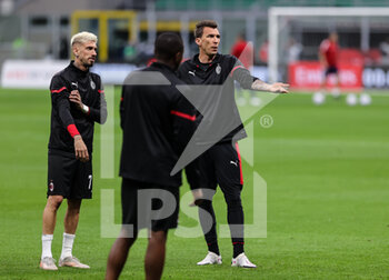 2021-05-16 - Mario Mandzukic of AC Milan and Samu Castillejo of AC Milan warms up during the Serie A 2020/21 football match between AC Milan vs Cagliari Calcio at Giuseppe Meazza Stadium, Milan, Italy on May 16, 2021 - Photo FCI / Fabrizio Carabelli - AC MILAN VS CAGLIARI CALCIO - ITALIAN SERIE A - SOCCER