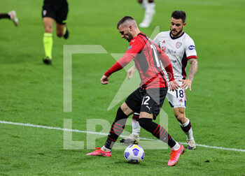 2021-05-16 - Ante Rebic of AC Milan fights for the ball against Nahitan Nandez of Cagliari Calcio during the Serie A 2020/21 football match between AC Milan vs Cagliari Calcio at Giuseppe Meazza Stadium, Milan, Italy on May 16, 2021 - Photo FCI / Fabrizio Carabelli - AC MILAN VS CAGLIARI CALCIO - ITALIAN SERIE A - SOCCER
