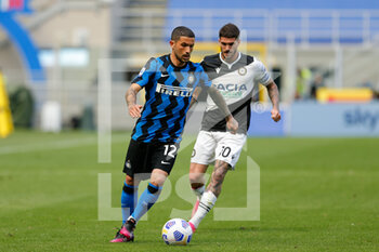 2021-05-23 - Stefano Sensi (FC Internazionale) and Rodrigo De Paul (Udinese Calcio) in action - INTER - FC INTERNAZIONALE VS UDINESE CALCIO - ITALIAN SERIE A - SOCCER