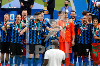 2021-05-23 - FC Internazionale players celebrating the 19th Italian championship (Scudetto) - INTER - FC INTERNAZIONALE VS UDINESE CALCIO - ITALIAN SERIE A - SOCCER