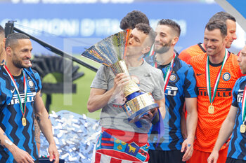 2021-05-23 - Ivan Perisic (FC Internazionale) celebrating the Scudetto - INTER - FC INTERNAZIONALE VS UDINESE CALCIO - ITALIAN SERIE A - SOCCER
