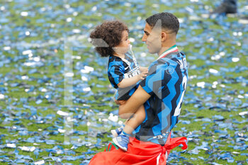 2021-05-23 - Achraf Hakimi (FC Internazionale) with his child - INTER - FC INTERNAZIONALE VS UDINESE CALCIO - ITALIAN SERIE A - SOCCER