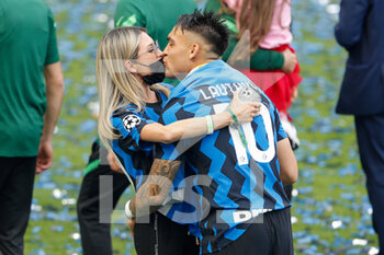 2021-05-23 - Lautaro Martinez (FC Internazionale) kissing his wife - INTER - FC INTERNAZIONALE VS UDINESE CALCIO - ITALIAN SERIE A - SOCCER