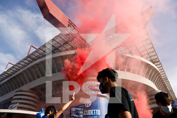 2021-05-23 - FC Internazionale fans celebrate the 19th Scudetto outside of the stadium - INTER - FC INTERNAZIONALE VS UDINESE CALCIO - ITALIAN SERIE A - SOCCER