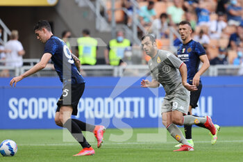 2021-08-21 - Goran Pandev of Genoa CFC in action during the Serie A 2021/22 football match between FC Internazionale and Genoa CFC at Giuseppe Meazza Stadium, Milan, Italy on August 21, 2021 - Photo FCI / Fabrizio Carabelli - INTER - FC INTERNAZIONALE VS GENOA CFC - ITALIAN SERIE A - SOCCER