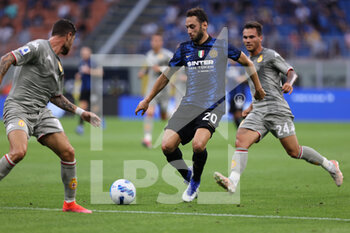 2021-08-21 - Hakan Calhanoglu of FC Internazionale in action during the Serie A 2021/22 football match between FC Internazionale and Genoa CFC at Giuseppe Meazza Stadium, Milan, Italy on August 21, 2021 - Photo FCI / Fabrizio Carabelli - INTER - FC INTERNAZIONALE VS GENOA CFC - ITALIAN SERIE A - SOCCER