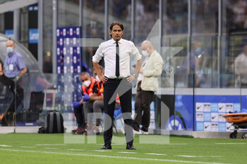 2021-08-21 - Simone Inzaghi Head Coach of FC Internazionale reacts from the bench during the Serie A 2021/22 football match between FC Internazionale and Genoa CFC at Giuseppe Meazza Stadium, Milan, Italy on August 21, 2021 - Photo FCI / Fabrizio Carabelli - INTER - FC INTERNAZIONALE VS GENOA CFC - ITALIAN SERIE A - SOCCER