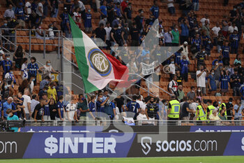 2021-08-21 - A fan waves a giant flag during the Serie A 2021/22 football match between FC Internazionale and Genoa CFC at Giuseppe Meazza Stadium, Milan, Italy on August 21, 2021 - Photo FCI / Fabrizio Carabelli - INTER - FC INTERNAZIONALE VS GENOA CFC - ITALIAN SERIE A - SOCCER