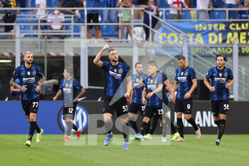 2021-08-21 - Milan Skriniar of FC Internazionale celebrates with his teammates during the Serie A 2021/22 football match between FC Internazionale and Genoa CFC at Giuseppe Meazza Stadium, Milan, Italy on August 21, 2021 - Photo FCI / Fabrizio Carabelli - INTER - FC INTERNAZIONALE VS GENOA CFC - ITALIAN SERIE A - SOCCER