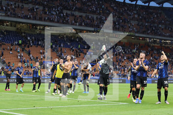 2021-08-21 - FC Internazionale players celebrates the victory during the Serie A 2021/22 football match between FC Internazionale and Genoa CFC at Giuseppe Meazza Stadium, Milan, Italy on August 21, 2021 - Photo FCI / Fabrizio Carabelli - INTER - FC INTERNAZIONALE VS GENOA CFC - ITALIAN SERIE A - SOCCER