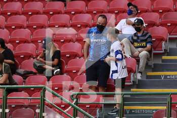 2021-08-21 - Fans attend during the Serie A 2021/22 football match between FC Internazionale and Genoa CFC at Giuseppe Meazza Stadium, Milan, Italy on August 21, 2021 - Photo FCI / Fabrizio Carabelli - INTER - FC INTERNAZIONALE VS GENOA CFC - ITALIAN SERIE A - SOCCER