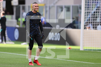 2021-08-21 - Alex Cordaz of FC Internazionale warms up during the Serie A 2021/22 football match between FC Internazionale and Genoa CFC at Giuseppe Meazza Stadium, Milan, Italy on August 21, 2021 - Photo FCI / Fabrizio Carabelli - INTER - FC INTERNAZIONALE VS GENOA CFC - ITALIAN SERIE A - SOCCER