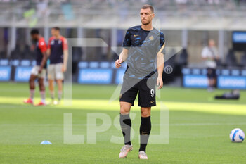 2021-08-21 - Edin Dzeko of FC Internazionale warms up during the Serie A 2021/22 football match between FC Internazionale and Genoa CFC at Giuseppe Meazza Stadium, Milan, Italy on August 21, 2021 - Photo FCI / Fabrizio Carabelli - INTER - FC INTERNAZIONALE VS GENOA CFC - ITALIAN SERIE A - SOCCER
