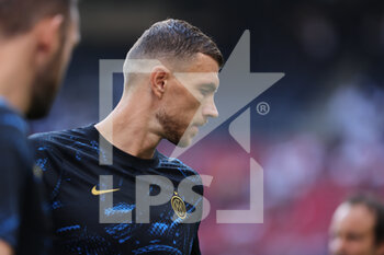 2021-08-21 - Edin Dzeko of FC Internazionale warms up during the Serie A 2021/22 football match between FC Internazionale and Genoa CFC at Giuseppe Meazza Stadium, Milan, Italy on August 21, 2021 - Photo FCI / Fabrizio Carabelli - INTER - FC INTERNAZIONALE VS GENOA CFC - ITALIAN SERIE A - SOCCER