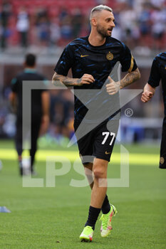 2021-08-21 - Marcelo Brozovic of FC Internazionale warms up during the Serie A 2021/22 football match between FC Internazionale and Genoa CFC at Giuseppe Meazza Stadium, Milan, Italy on August 21, 2021 - Photo FCI / Fabrizio Carabelli - INTER - FC INTERNAZIONALE VS GENOA CFC - ITALIAN SERIE A - SOCCER