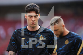 2021-08-21 - Alessandro Bastoni of FC Internazionale warms up during the Serie A 2021/22 football match between FC Internazionale and Genoa CFC at Giuseppe Meazza Stadium, Milan, Italy on August 21, 2021 - Photo FCI / Fabrizio Carabelli - INTER - FC INTERNAZIONALE VS GENOA CFC - ITALIAN SERIE A - SOCCER