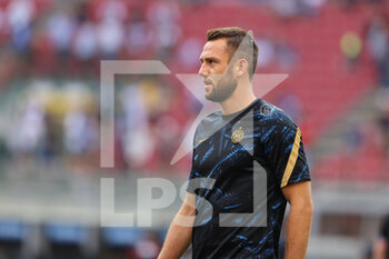 2021-08-21 - Stefan de Vrij of FC Internazionale warms up during the Serie A 2021/22 football match between FC Internazionale and Genoa CFC at Giuseppe Meazza Stadium, Milan, Italy on August 21, 2021 - Photo FCI / Fabrizio Carabelli - INTER - FC INTERNAZIONALE VS GENOA CFC - ITALIAN SERIE A - SOCCER