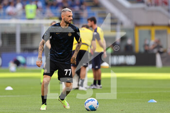 2021-08-21 - Marcelo Brozovic of FC Internazionale warms up during the Serie A 2021/22 football match between FC Internazionale and Genoa CFC at Giuseppe Meazza Stadium, Milan, Italy on August 21, 2021 - Photo FCI / Fabrizio Carabelli - INTER - FC INTERNAZIONALE VS GENOA CFC - ITALIAN SERIE A - SOCCER