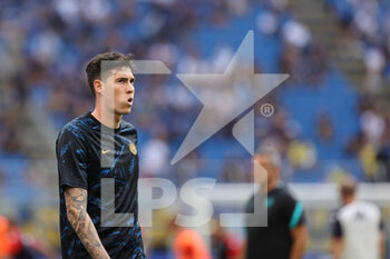 2021-08-21 - Alessandro Bastoni of FC Internazionale warms up during the Serie A 2021/22 football match between FC Internazionale and Genoa CFC at Giuseppe Meazza Stadium, Milan, Italy on August 21, 2021 - Photo FCI / Fabrizio Carabelli - INTER - FC INTERNAZIONALE VS GENOA CFC - ITALIAN SERIE A - SOCCER