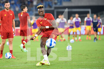 2021-08-22 - Tammy Abraham of AS Roma seen in action during the  Italian Football Championship League A 2021/2022 match between AS Roma vs ACF Fiorentina at the Olimpic Stadium in Rome. - AS ROMA VS ACF FIORENTINA - ITALIAN SERIE A - SOCCER