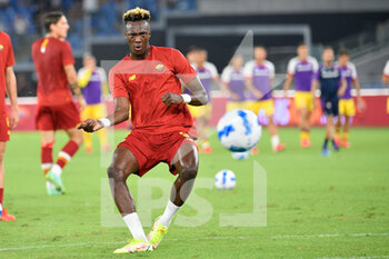2021-08-22 - Tammy Abraham of AS Roma seen in action during the  Italian Football Championship League A 2021/2022 match between AS Roma vs ACF Fiorentina at the Olimpic Stadium in Rome. - AS ROMA VS ACF FIORENTINA - ITALIAN SERIE A - SOCCER