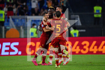2021-08-22 - exultation of AS Roma players seen in action during the  Italian Football Championship League A 2021/2022 match between AS Roma vs ACF Fiorentina at the Olimpic Stadium in Rome. - AS ROMA VS ACF FIORENTINA - ITALIAN SERIE A - SOCCER
