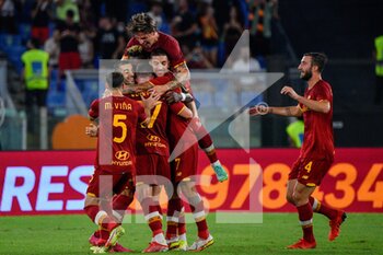 2021-08-22 - AS  Roma players celebrates after scoring goal 1-0 seen in action during the  Italian Football Championship League A 2021/2022 match between AS Roma vs ACF Fiorentina at the Olimpic Stadium in Rome. - AS ROMA VS ACF FIORENTINA - ITALIAN SERIE A - SOCCER